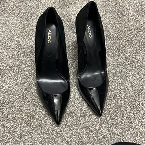Aldo black gloss suede pump